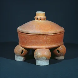Bedeckte Tetrapodenschale, aus Tikal, Peten, Guatemala, Frühklassische Periode (ca. 200-600 n. Chr.)